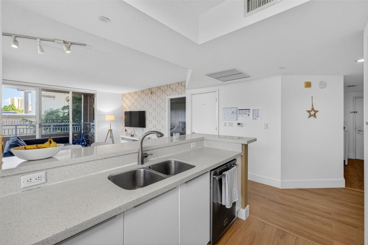 19501 W Country Club Dr, Unit 313, Aventura, FL 33180 Photo