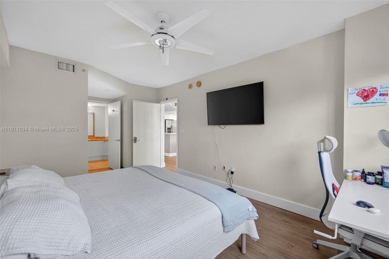 19501 W Country Club Dr, Unit 313, Aventura, FL 33180 Photo