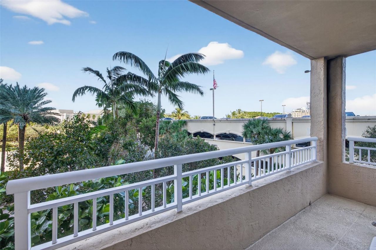 19501 W Country Club Dr, Unit 313, Aventura, FL 33180 Photo