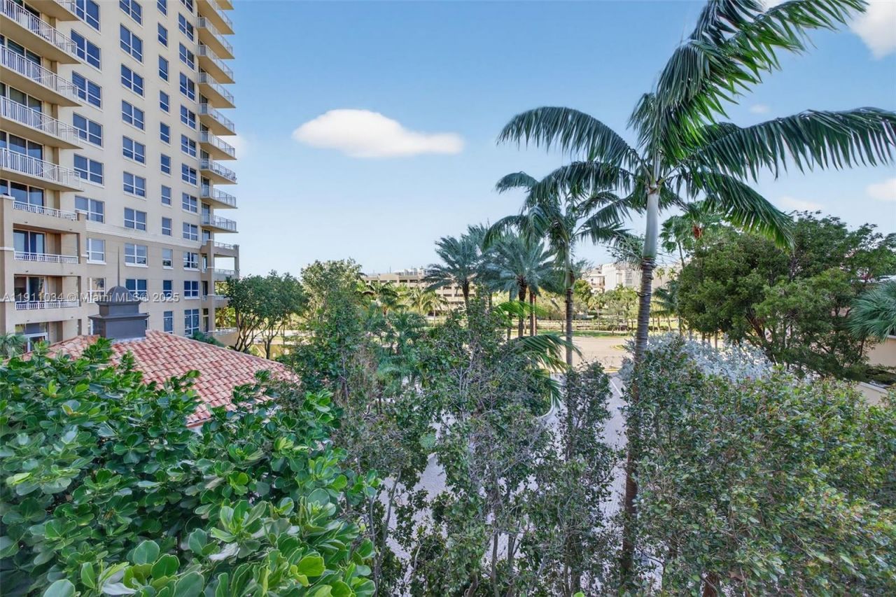 19501 W Country Club Dr, Unit 313, Aventura, FL 33180 Photo