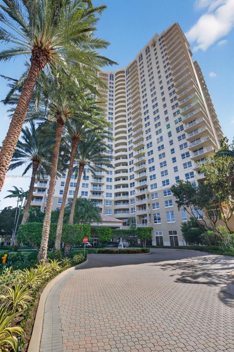 19501 W Country Club Dr, Unit 313, Aventura, FL 33180 Photo