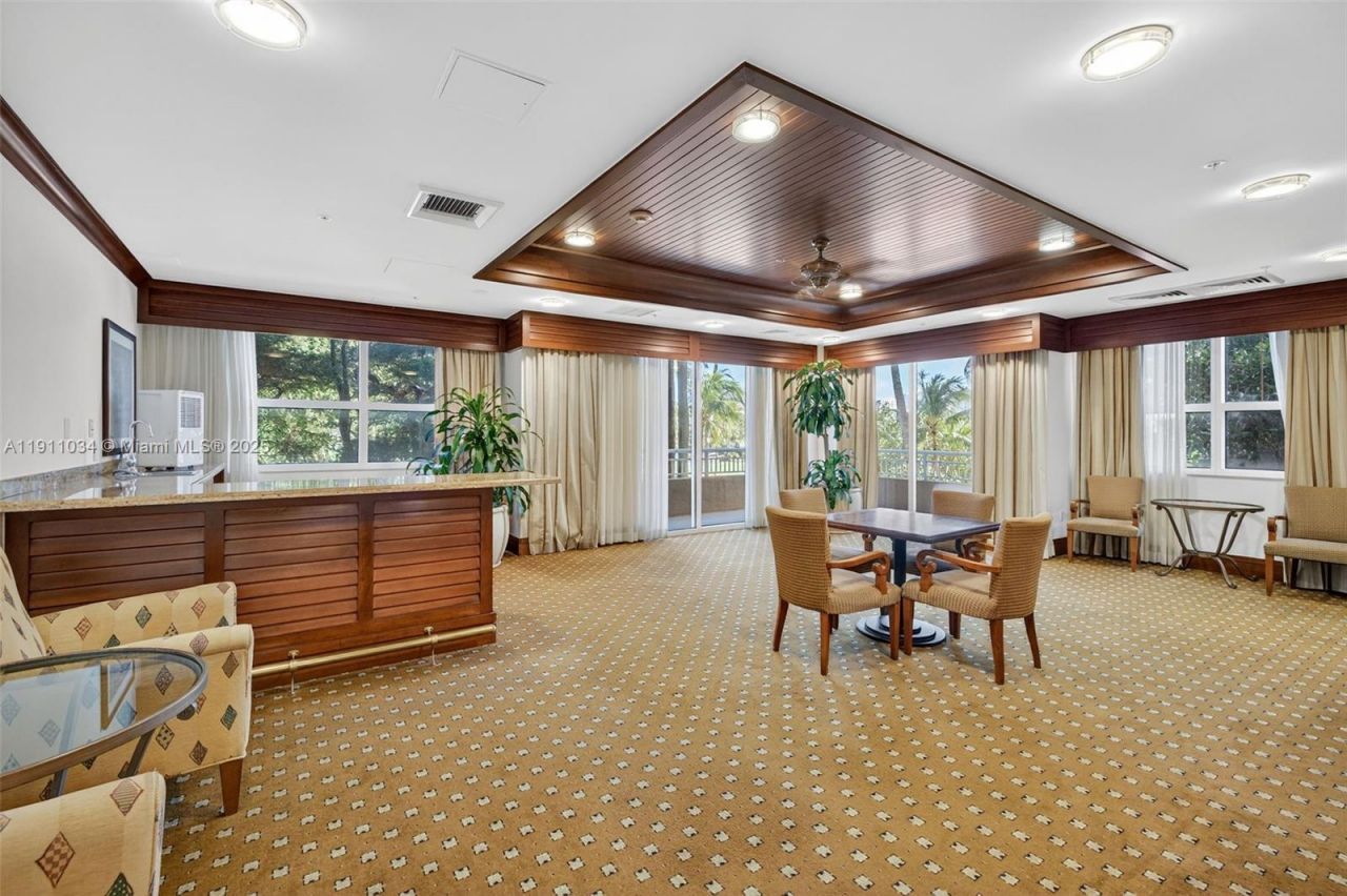 19501 W Country Club Dr, Unit 313, Aventura, FL 33180 Photo