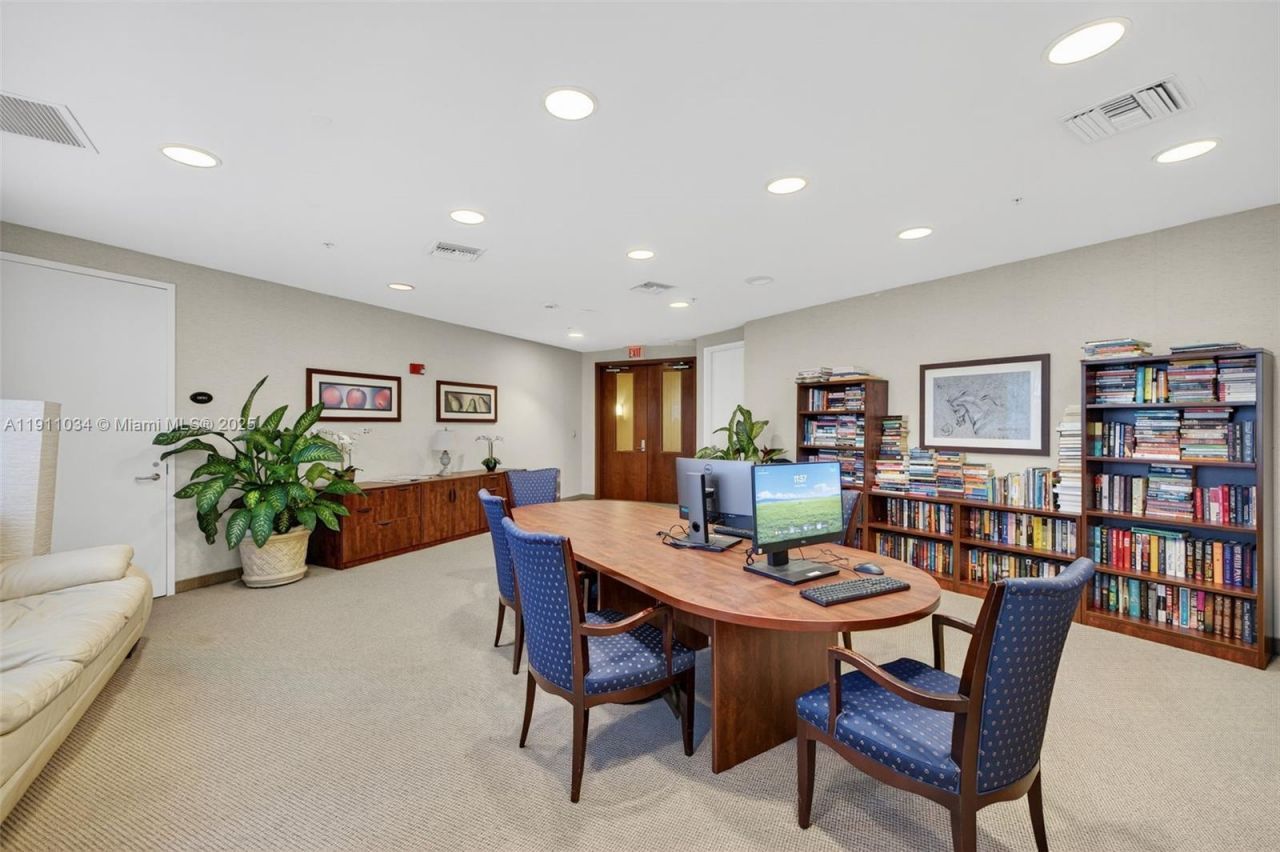 19501 W Country Club Dr, Unit 313, Aventura, FL 33180 Photo