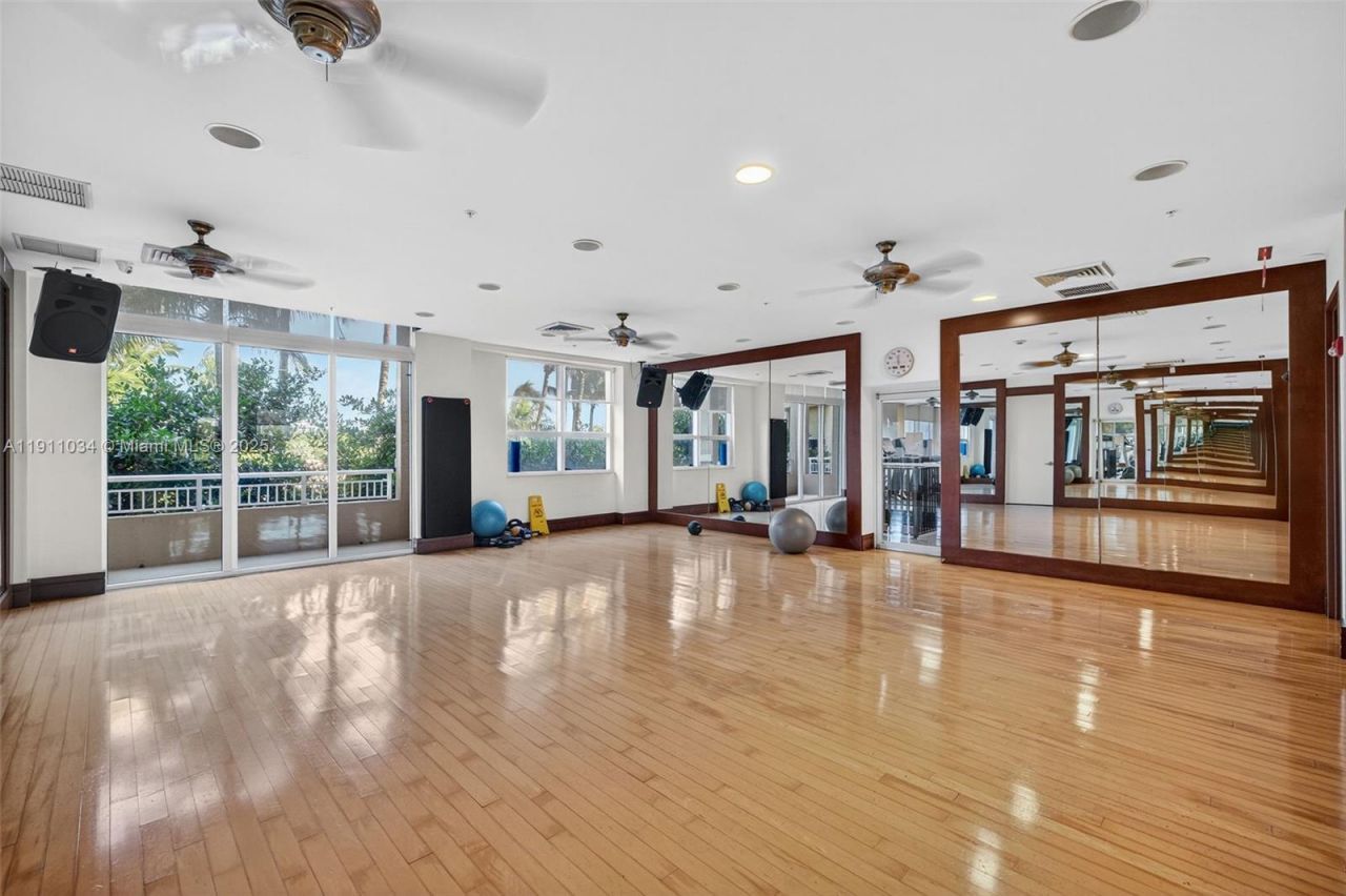 19501 W Country Club Dr, Unit 313, Aventura, FL 33180 Photo