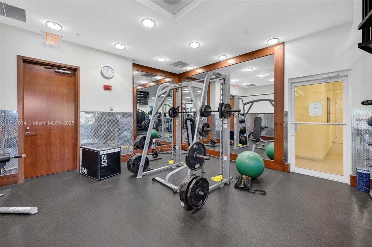 19501 W Country Club Dr, Unit 313, Aventura, FL 33180 Photo