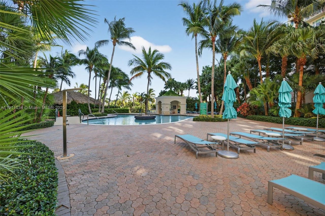 19501 W Country Club Dr, Unit 313, Aventura, FL 33180 Photo