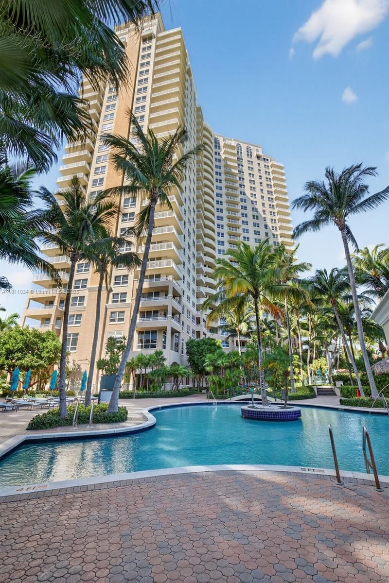 19501 W Country Club Dr, Unit 313, Aventura, FL 33180 Photo