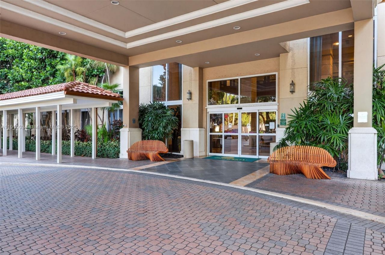 19501 W Country Club Dr, Unit 313, Aventura, FL 33180 Photo