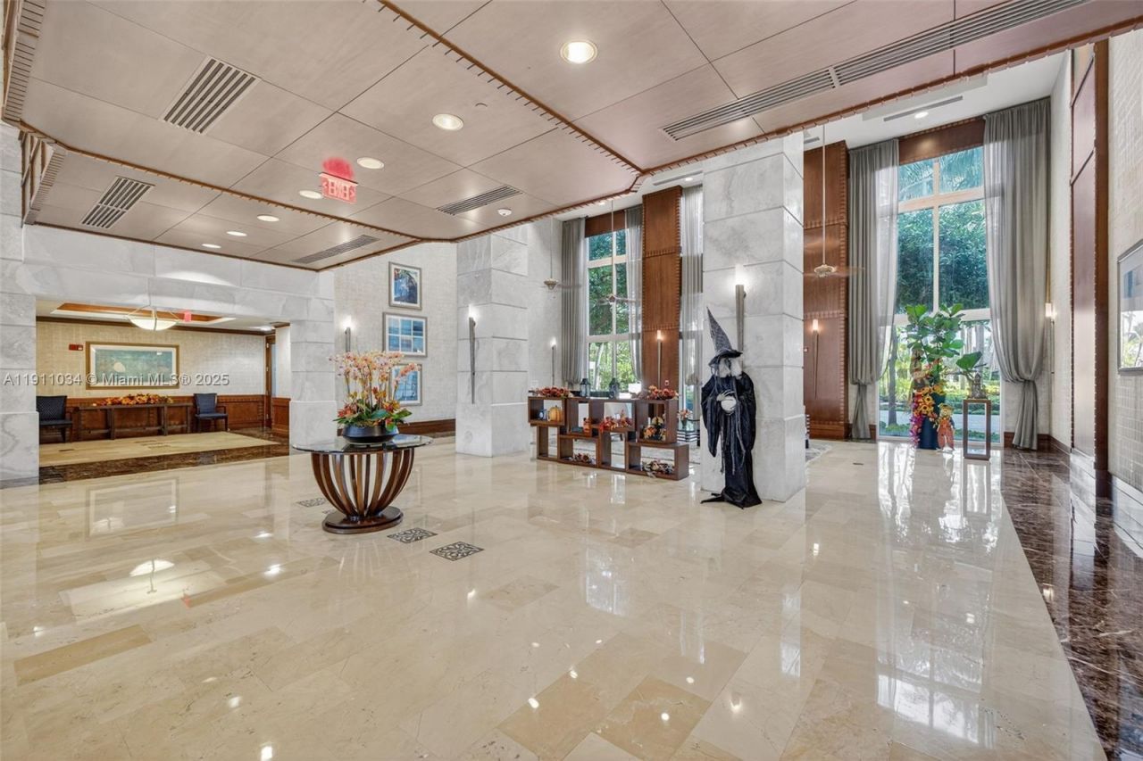 19501 W Country Club Dr, Unit 313, Aventura, FL 33180 Photo