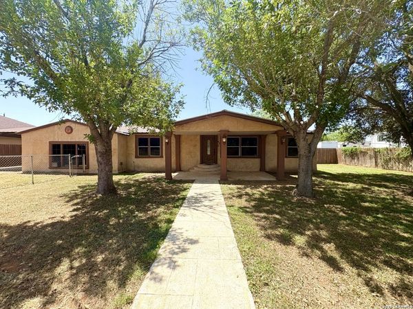42 Mobile Rd, Cotulla, TX 78014