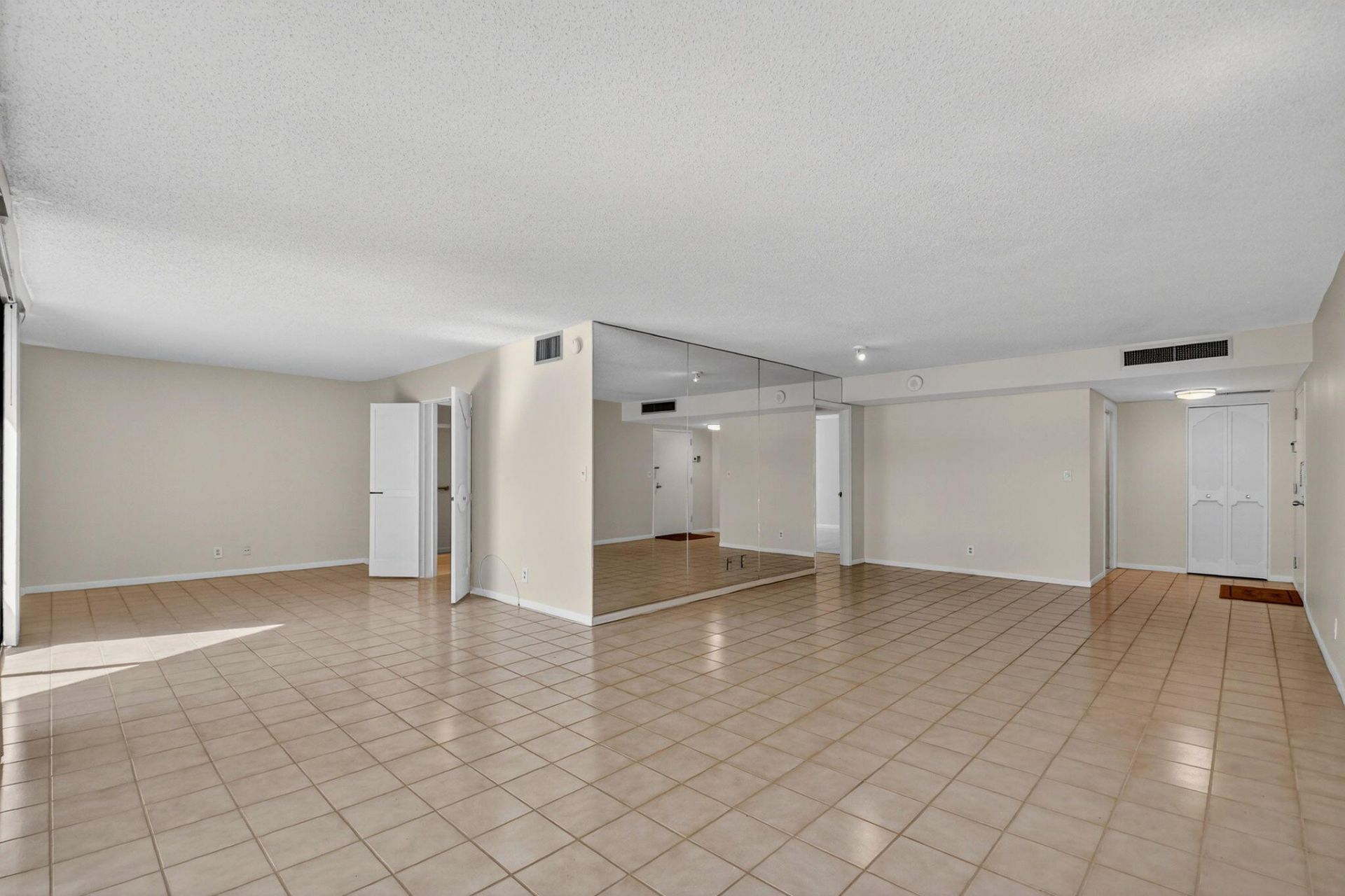 2000 Presidential Way, Unit 206, West Palm Beach, FL 33401 Photo