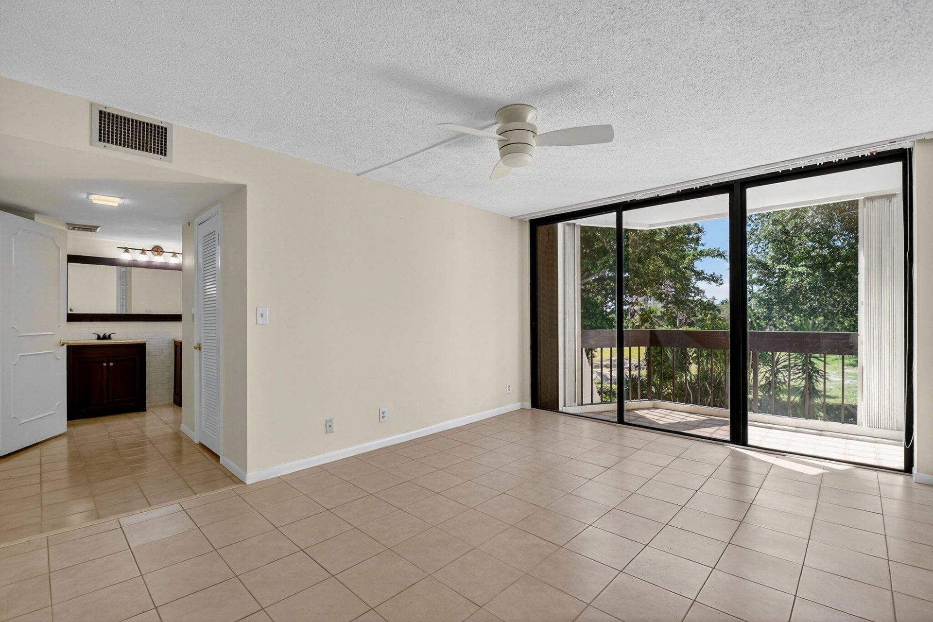 2000 Presidential Way, Unit 206, West Palm Beach, FL 33401 Photo