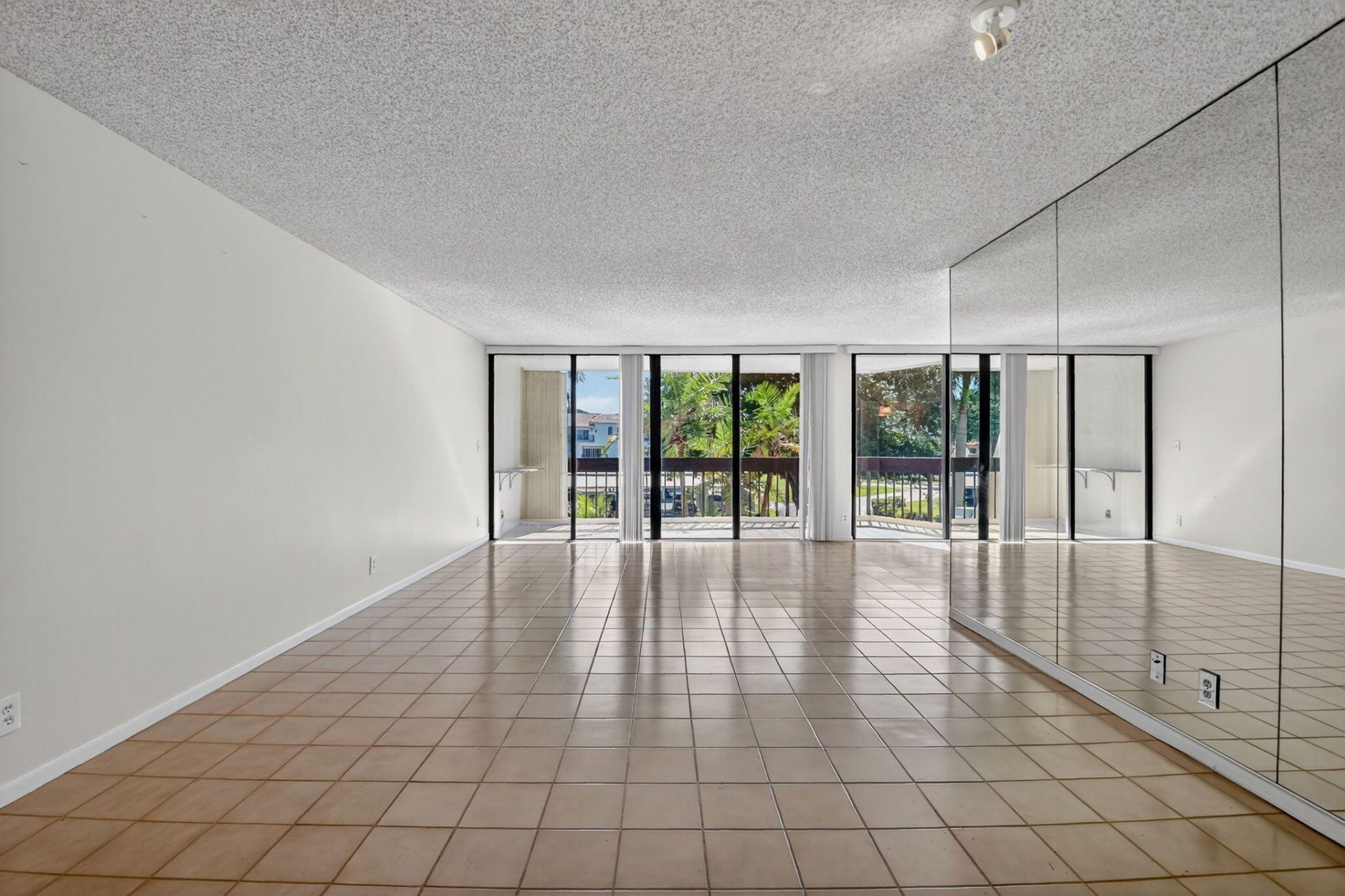 2000 Presidential Way, Unit 206, West Palm Beach, FL 33401 Photo