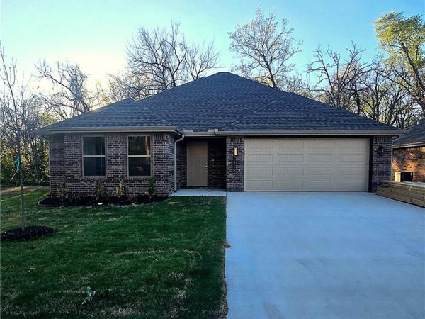 1315 Valley Drive, Gentry, AR 72734