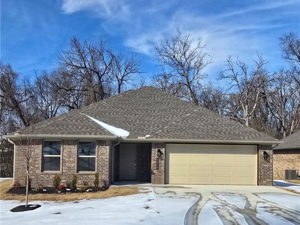 1315 Valley Drive, Gentry, AR 72734