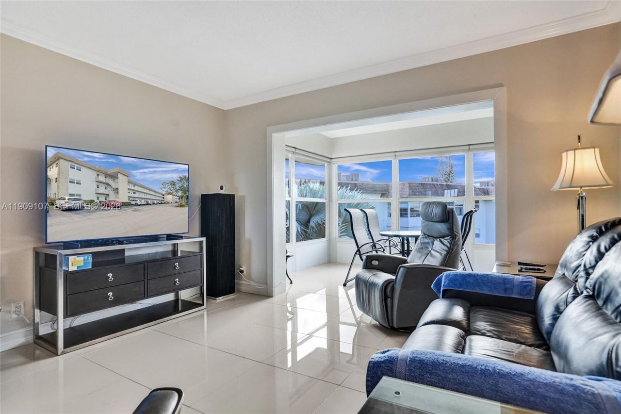3501 NW 47th Ave, Unit 601, Lauderdale Lakes, FL 33319 Photo