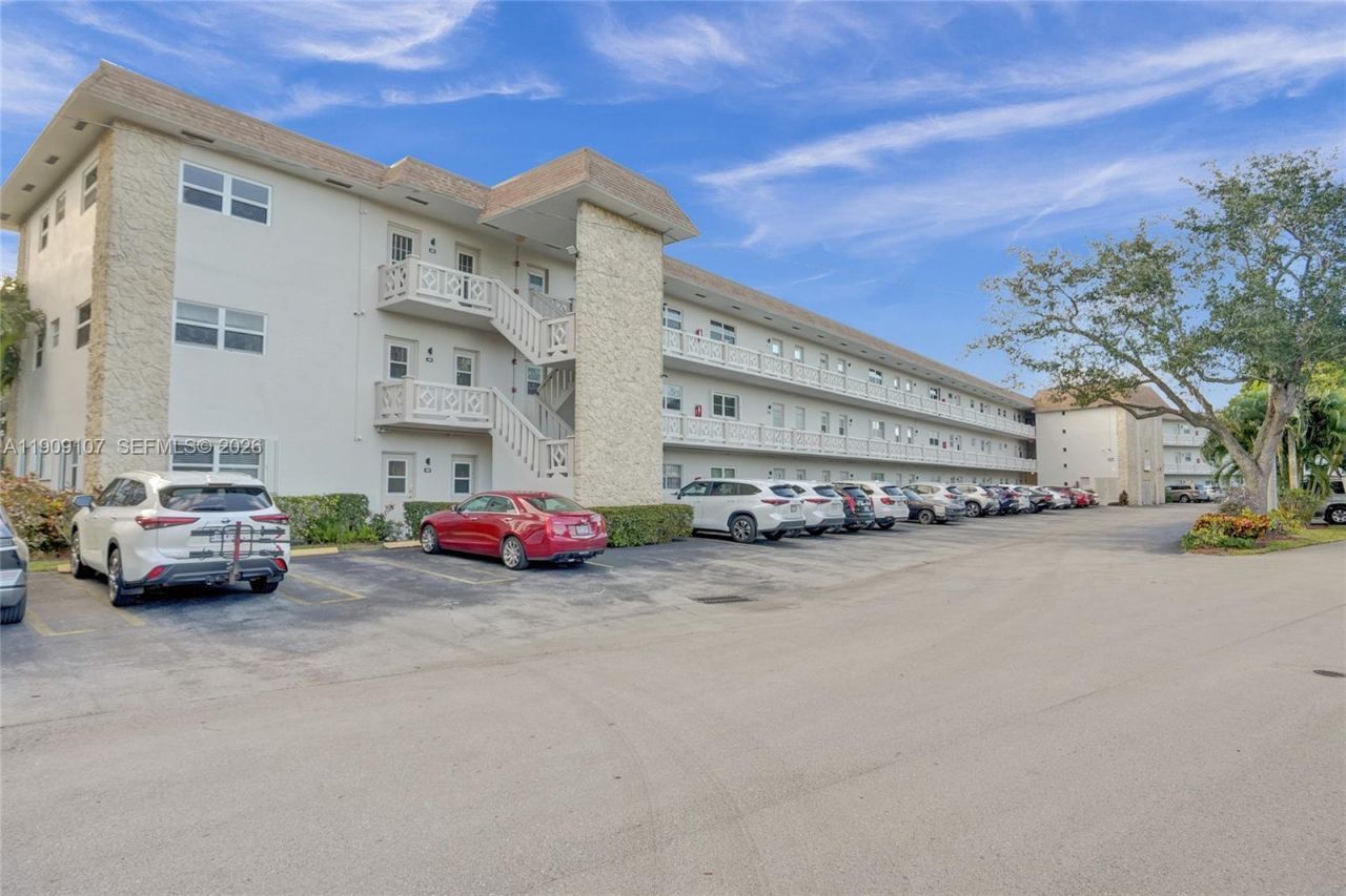 3501 NW 47th Ave, Unit 601, Lauderdale Lakes, FL 33319 Photo