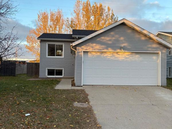 1726 2nd Avenue E, West Fargo, ND 58078