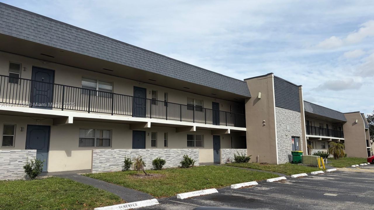 7925 Fairview Dr, Unit 110, Tamarac, FL 33321 Photo