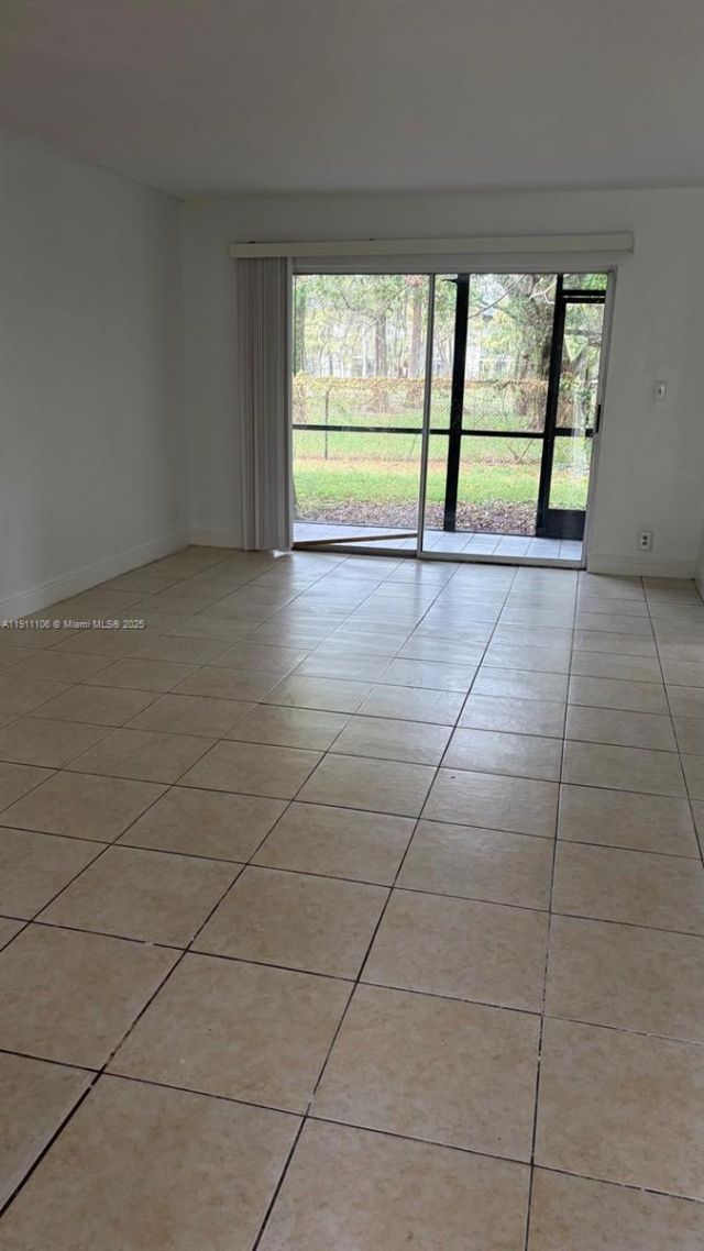 7925 Fairview Dr, Unit 110, Tamarac, FL 33321 Photo