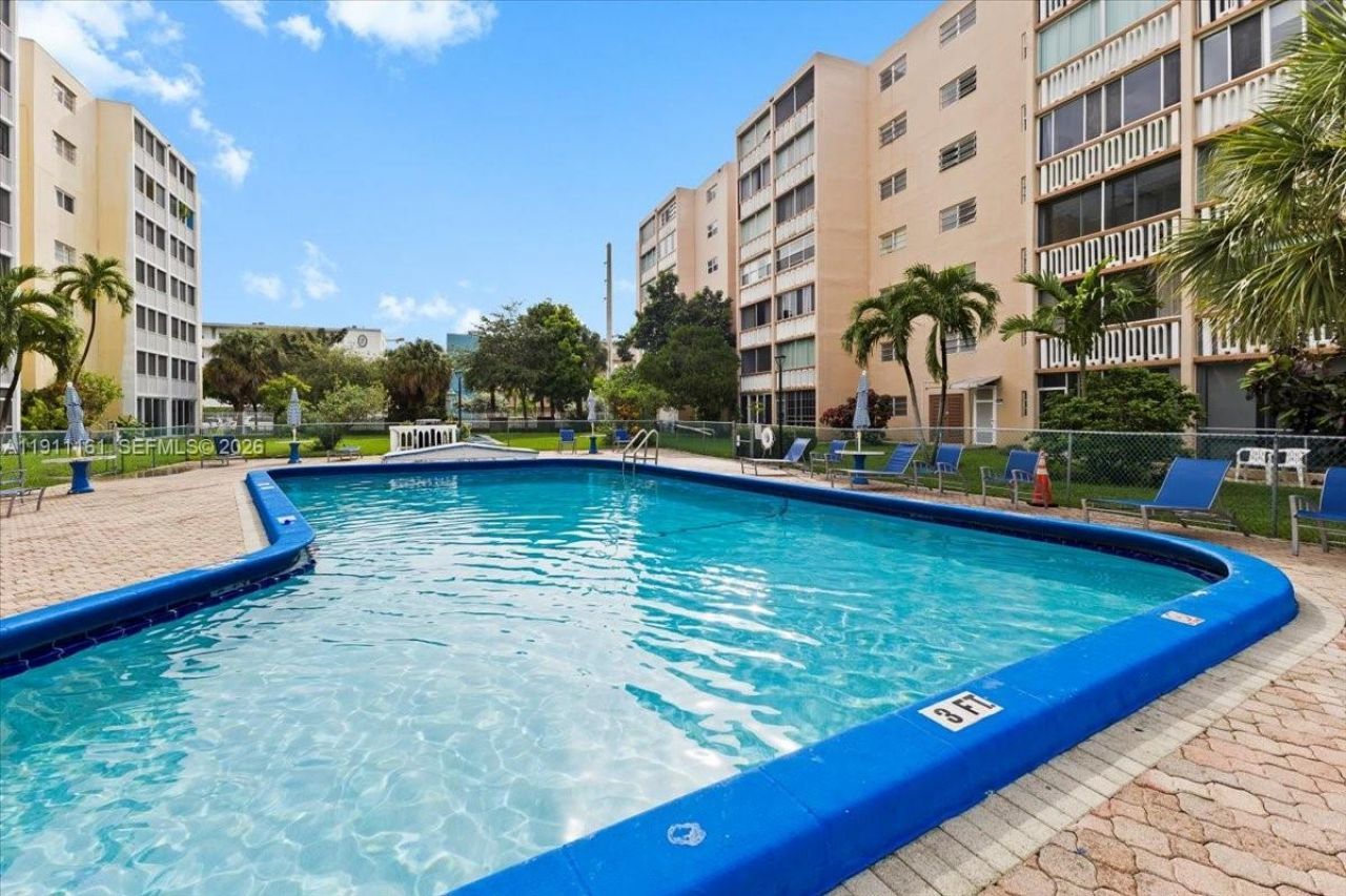 319 NE 14th Ave, Unit 201, Hallandale Beach, FL 33009 Photo