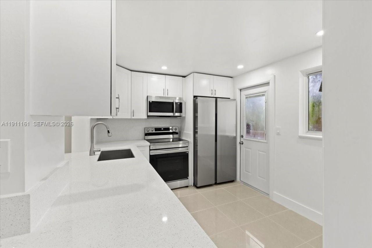 319 NE 14th Ave, Unit 201, Hallandale Beach, FL 33009 Photo