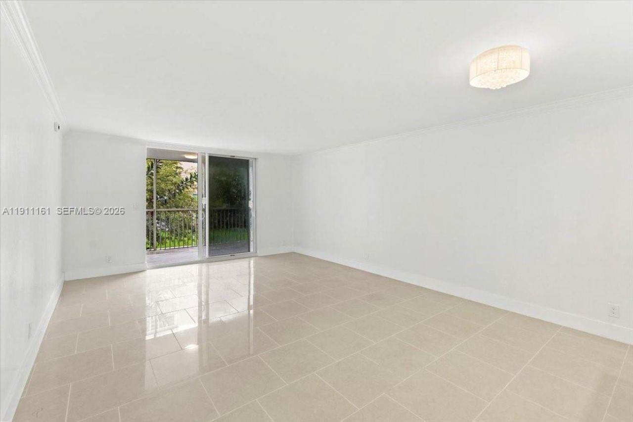 319 NE 14th Ave, Unit 201, Hallandale Beach, FL 33009 Photo