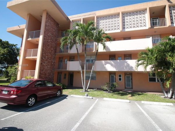 3001 NW 46th Ave, Unit 102, Lauderdale Lakes, FL 33313