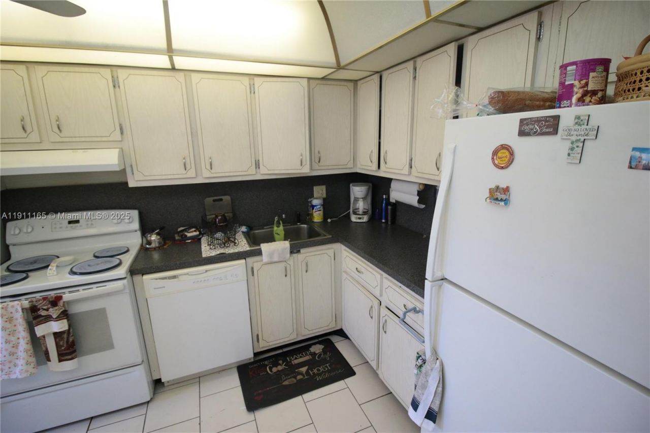 3001 NW 46th Ave, Unit 102, Lauderdale Lakes, FL 33313 Photo