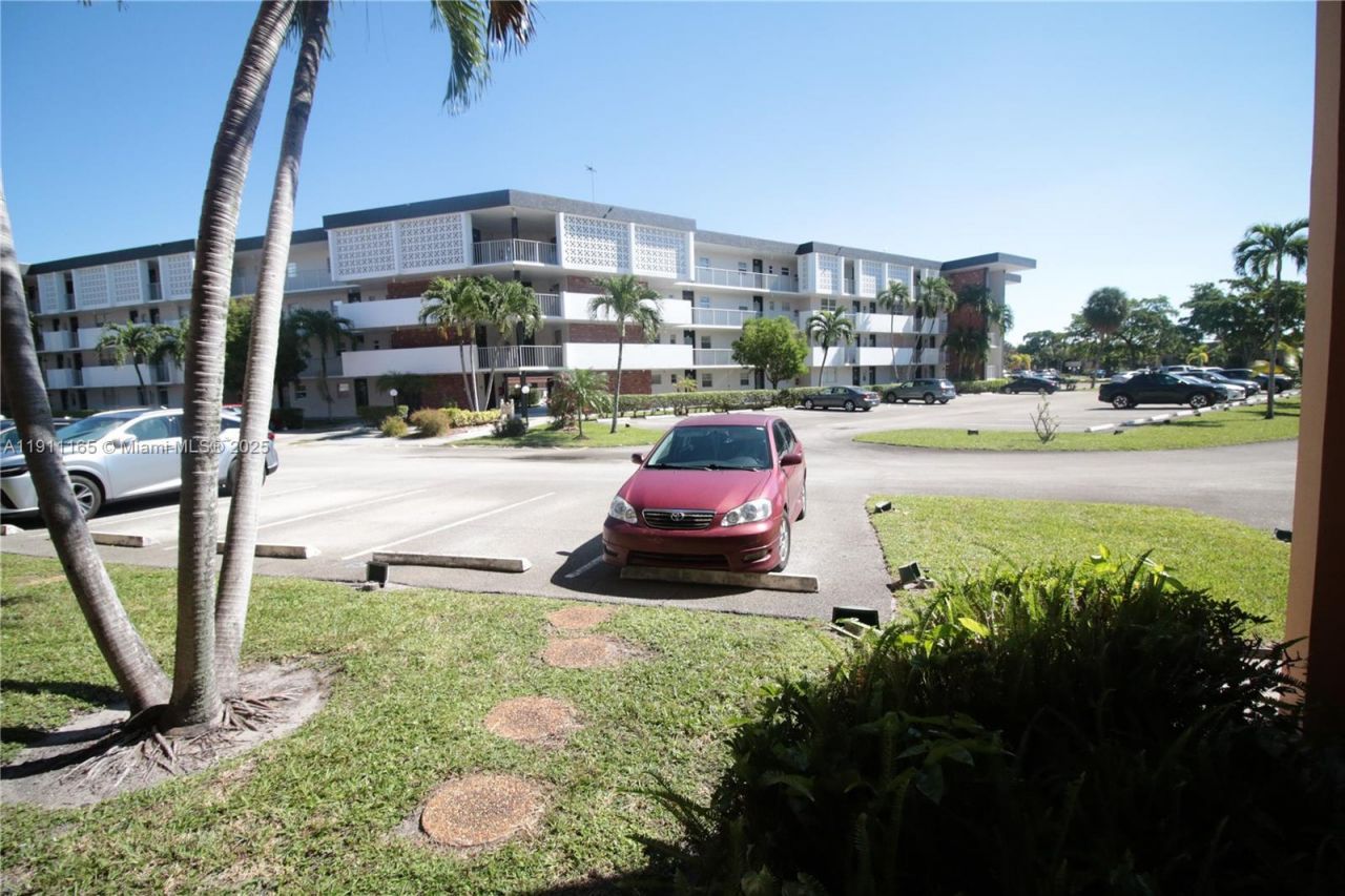3001 NW 46th Ave, Unit 102, Lauderdale Lakes, FL 33313 Photo