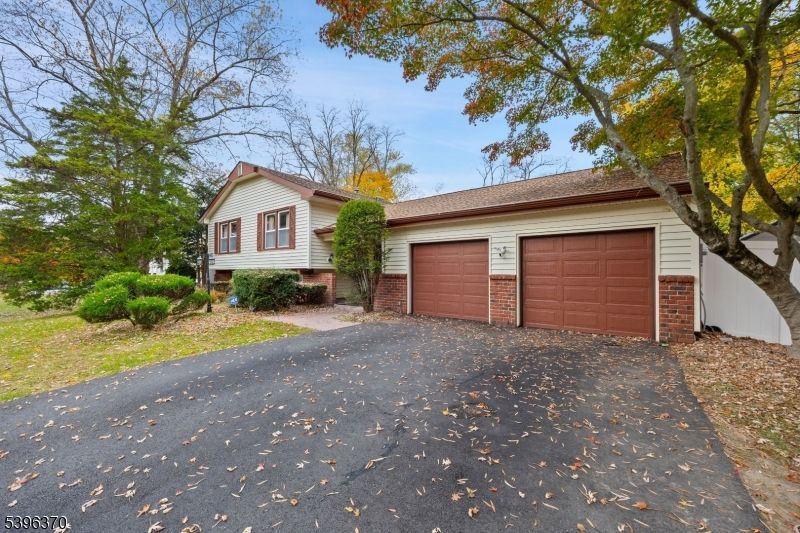 11 Woodview Dr, Marlboro, NJ 07746 Main Photo