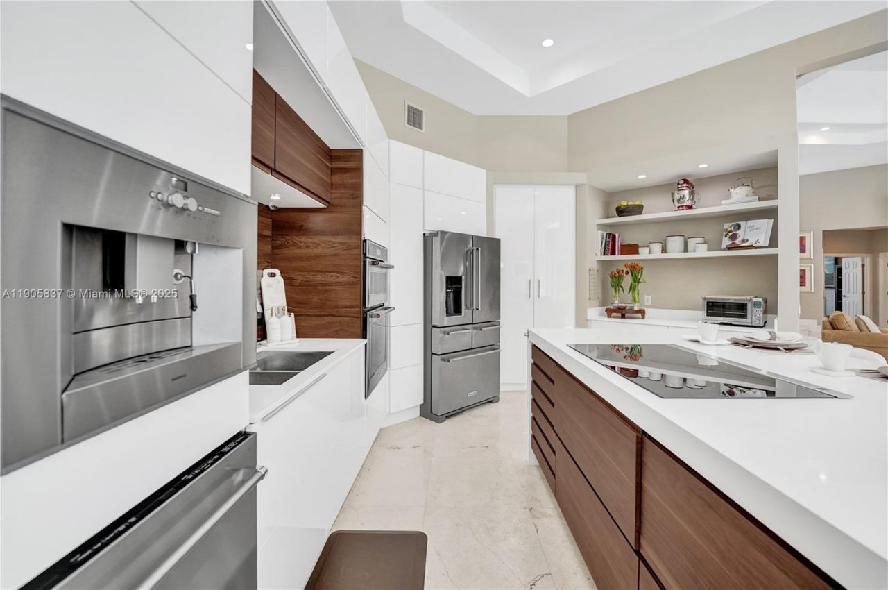 2557 NE Montclaire Cir, Weston, FL 33327 Photo