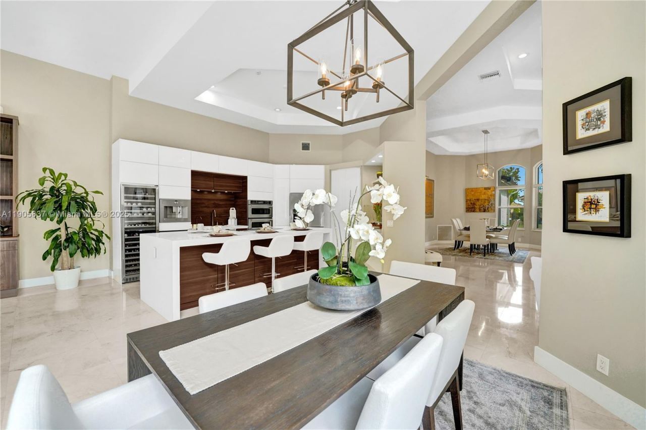 2557 NE Montclaire Cir, Weston, FL 33327 Photo