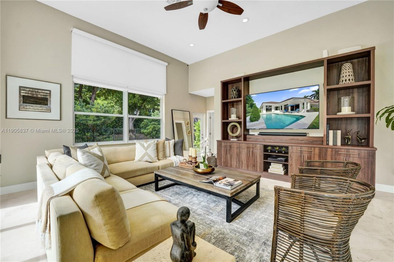 2557 NE Montclaire Cir, Weston, FL 33327 Photo