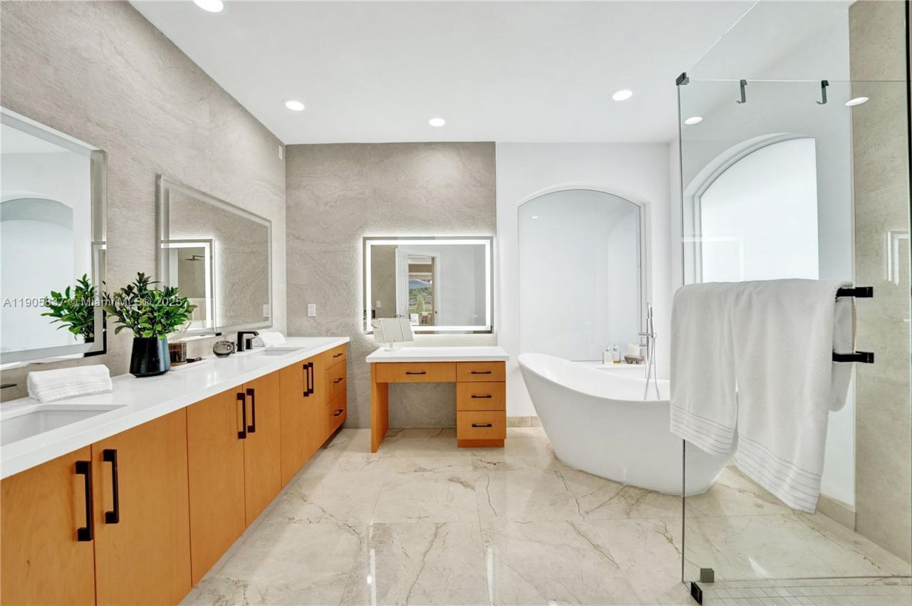 2557 NE Montclaire Cir, Weston, FL 33327 Photo