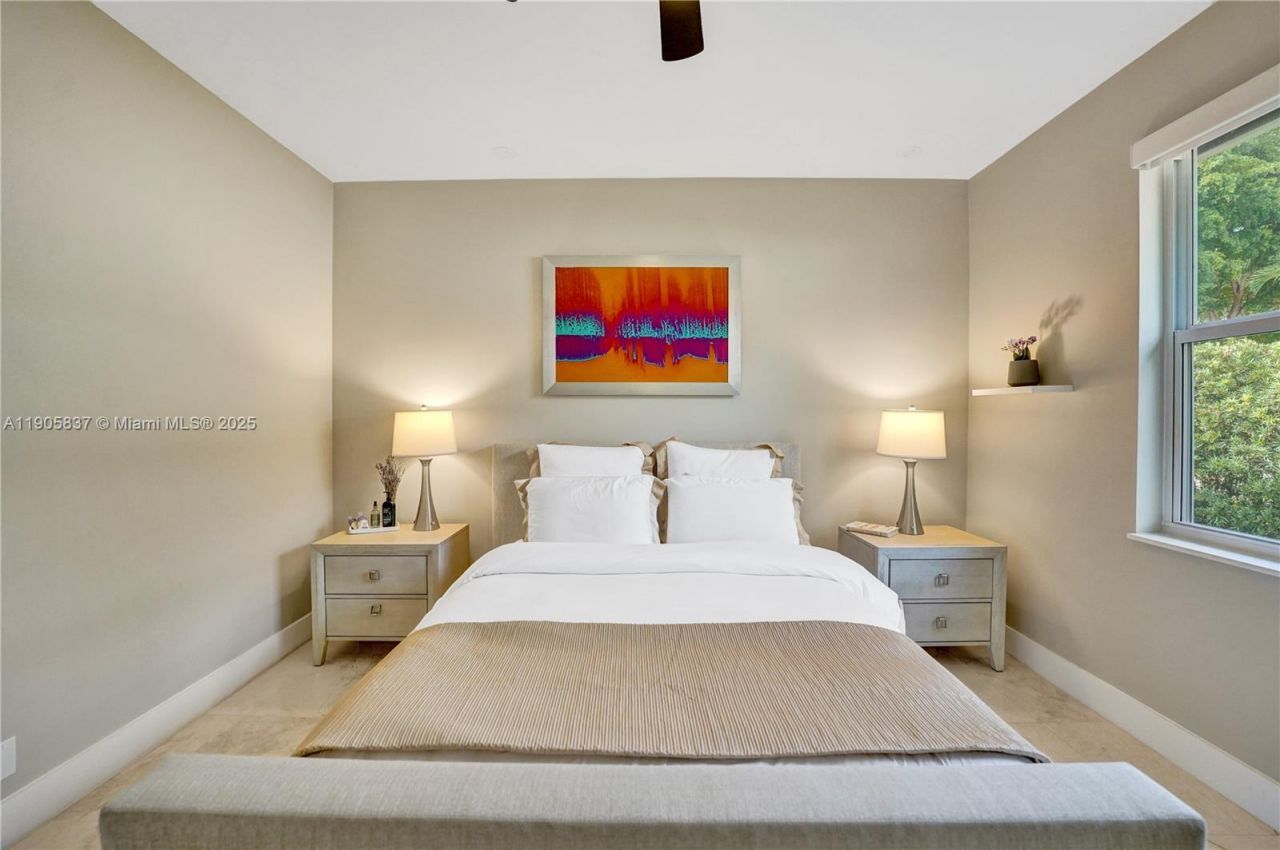 2557 NE Montclaire Cir, Weston, FL 33327 Photo