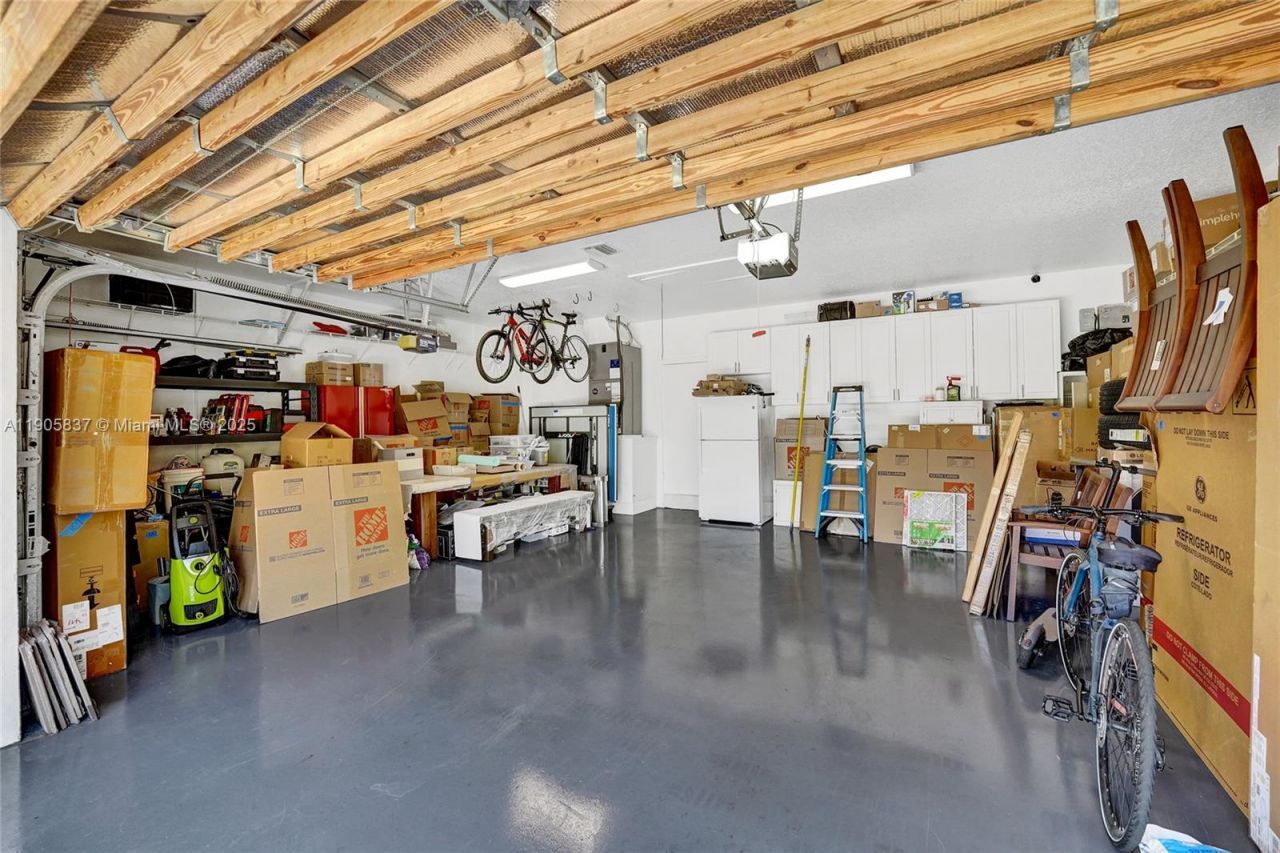 2557 NE Montclaire Cir, Weston, FL 33327 Photo