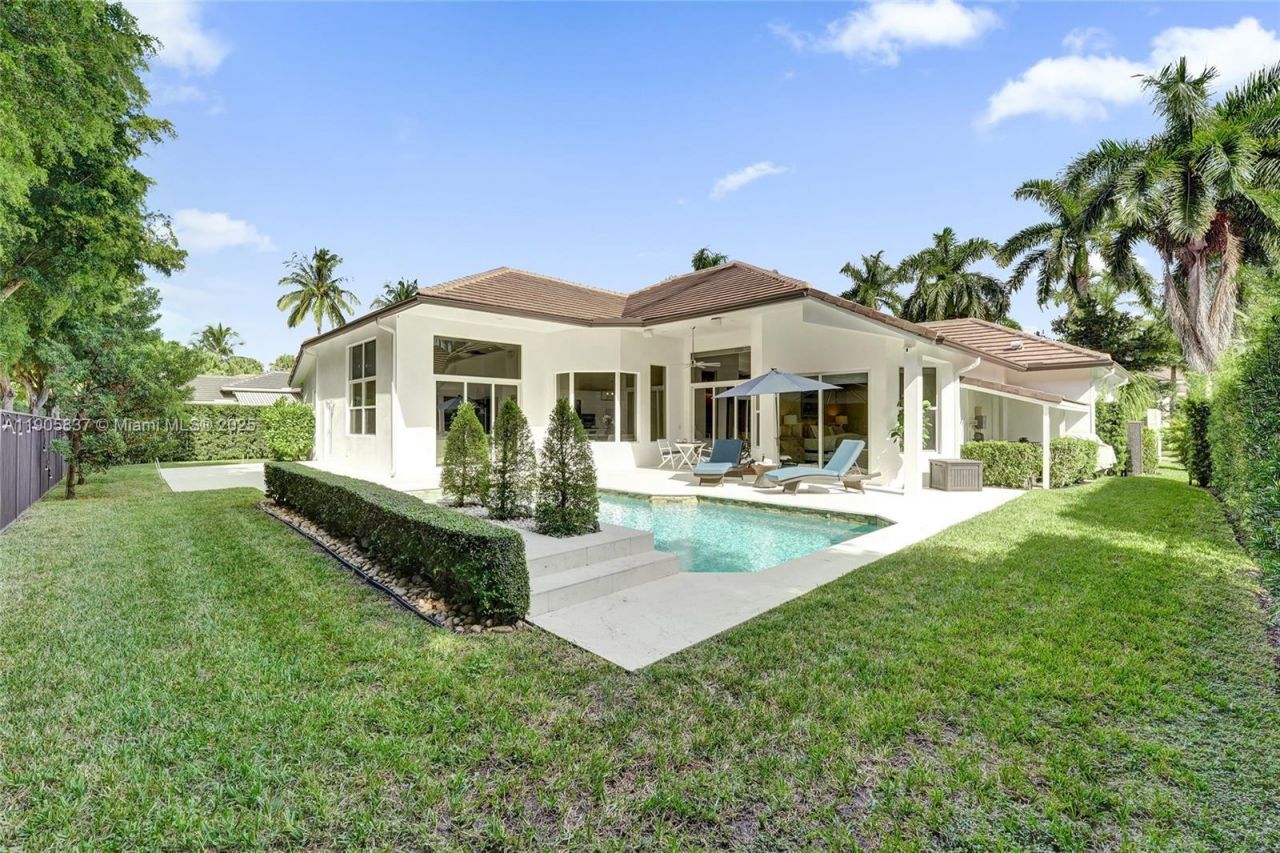 2557 NE Montclaire Cir, Weston, FL 33327 Photo