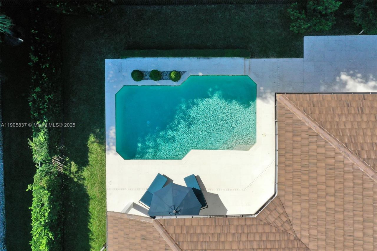 2557 NE Montclaire Cir, Weston, FL 33327 Photo