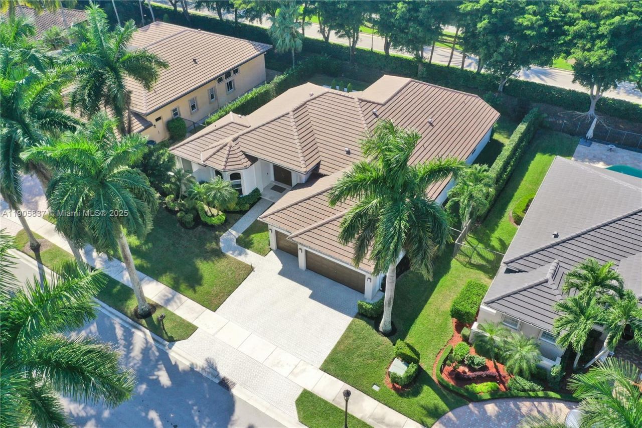 2557 NE Montclaire Cir, Weston, FL 33327 Photo