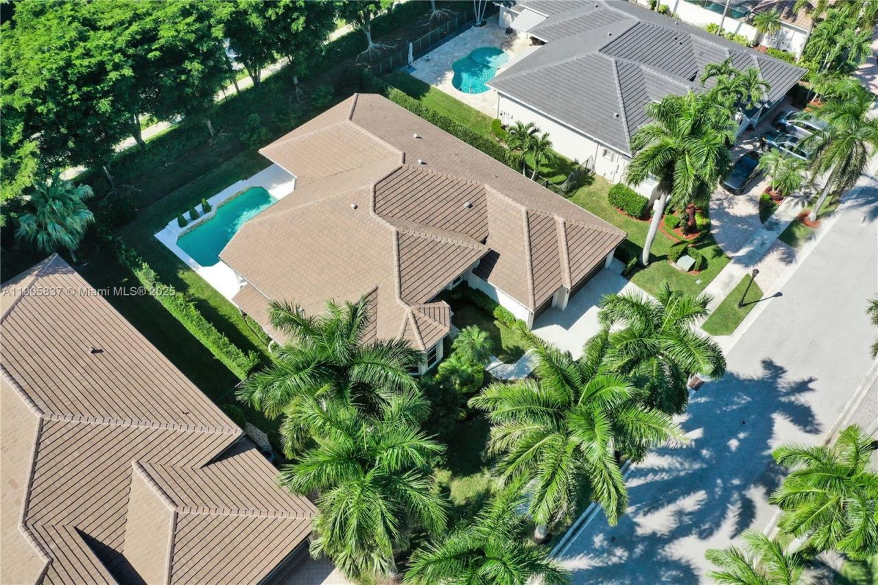 2557 NE Montclaire Cir, Weston, FL 33327 Photo