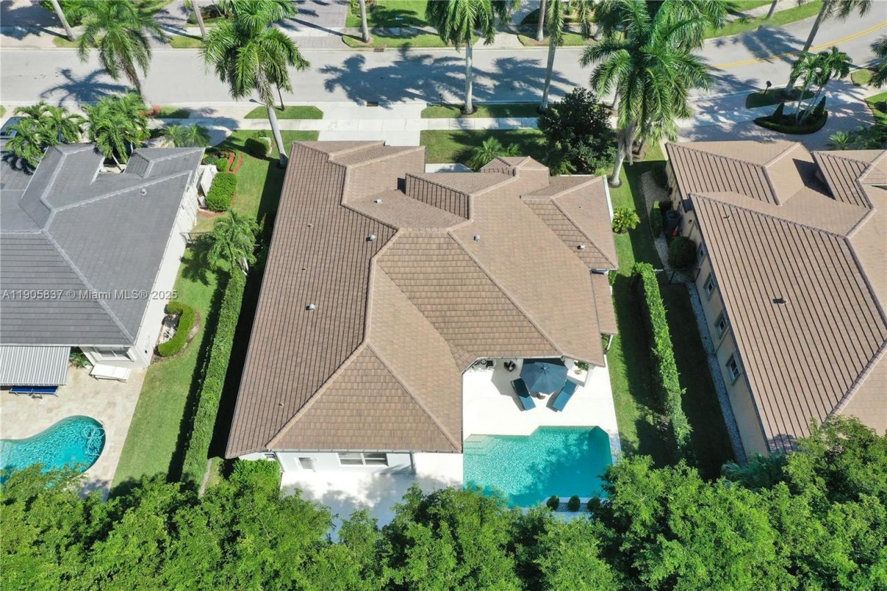 2557 NE Montclaire Cir, Weston, FL 33327 Photo