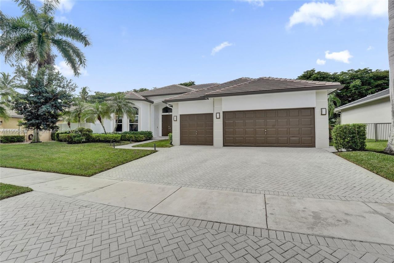 2557 NE Montclaire Cir, Weston, FL 33327 Photo
