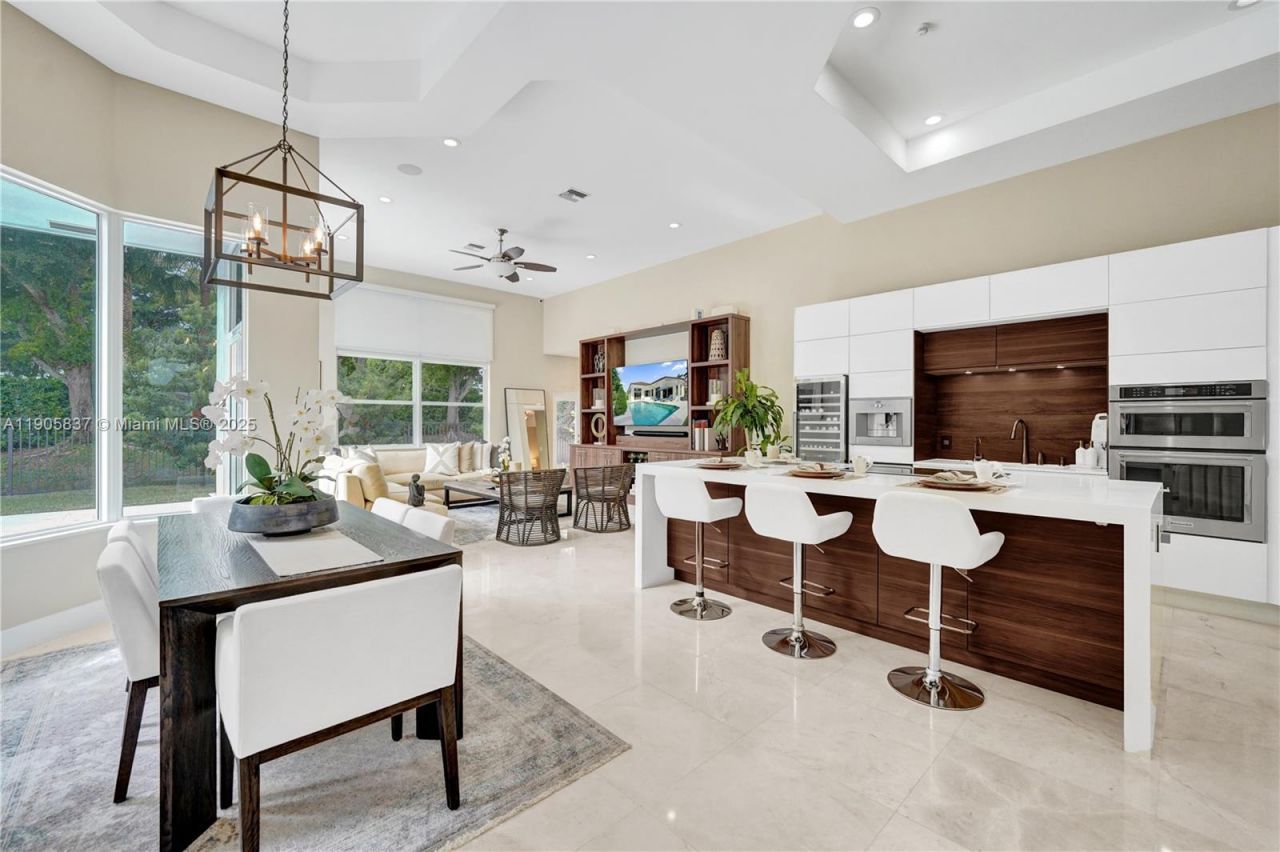 2557 NE Montclaire Cir, Weston, FL 33327 Photo