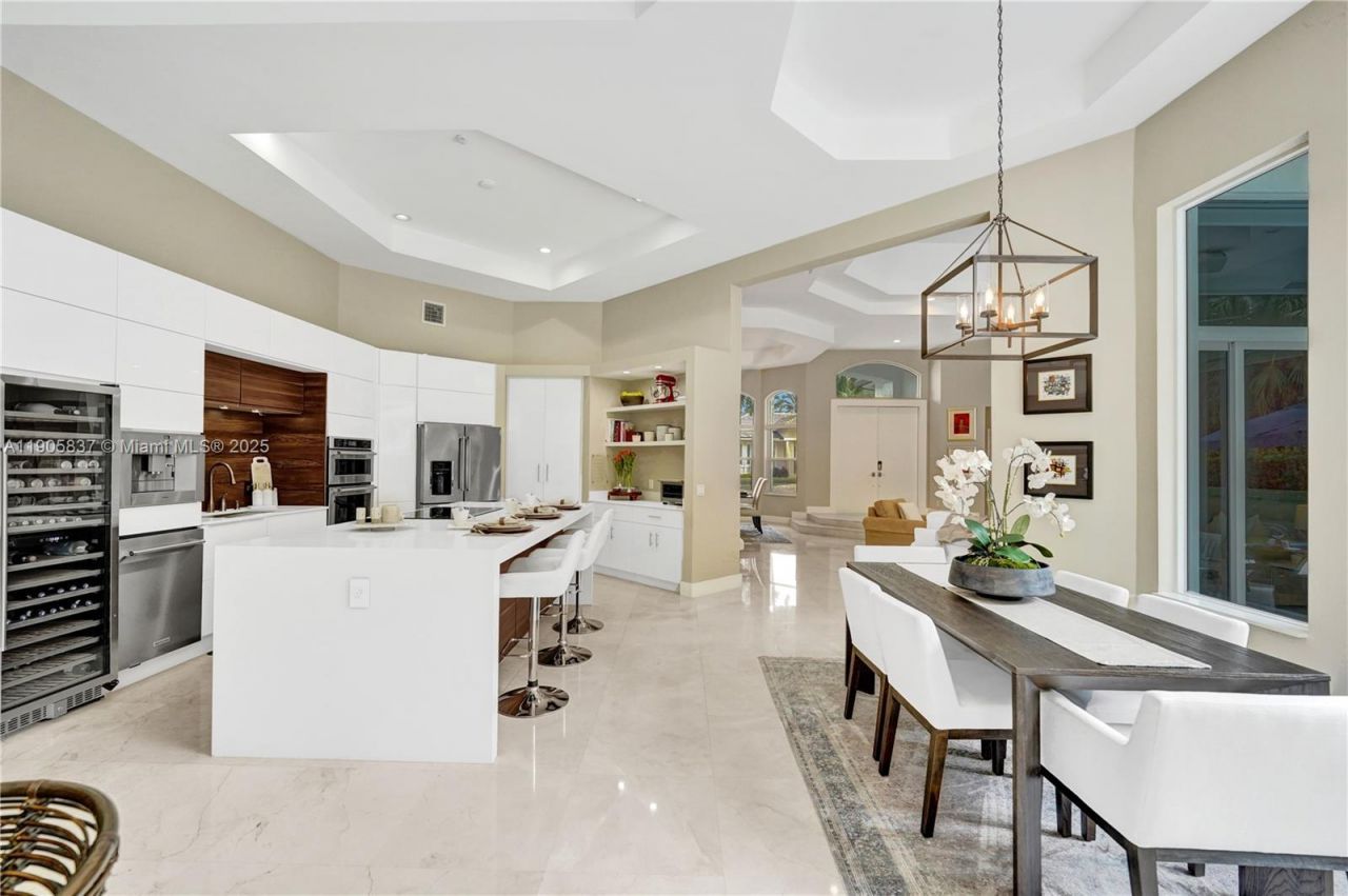 2557 NE Montclaire Cir, Weston, FL 33327 Photo