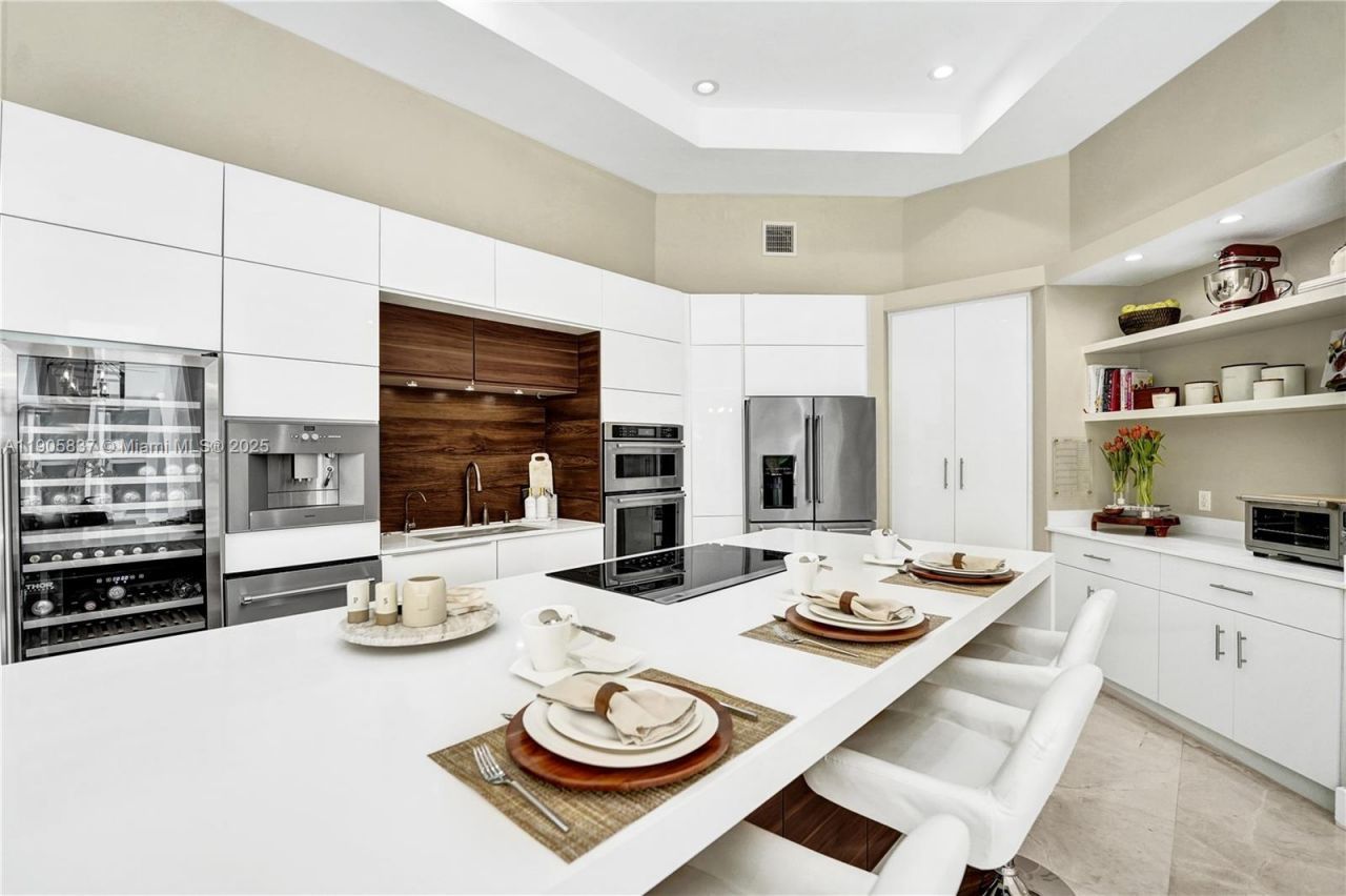 2557 NE Montclaire Cir, Weston, FL 33327 Photo