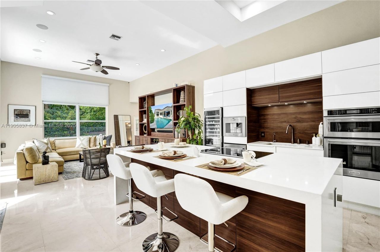 2557 NE Montclaire Cir, Weston, FL 33327 Photo