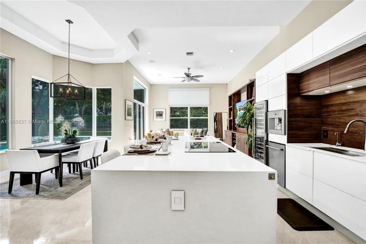 2557 NE Montclaire Cir, Weston, FL 33327 Photo