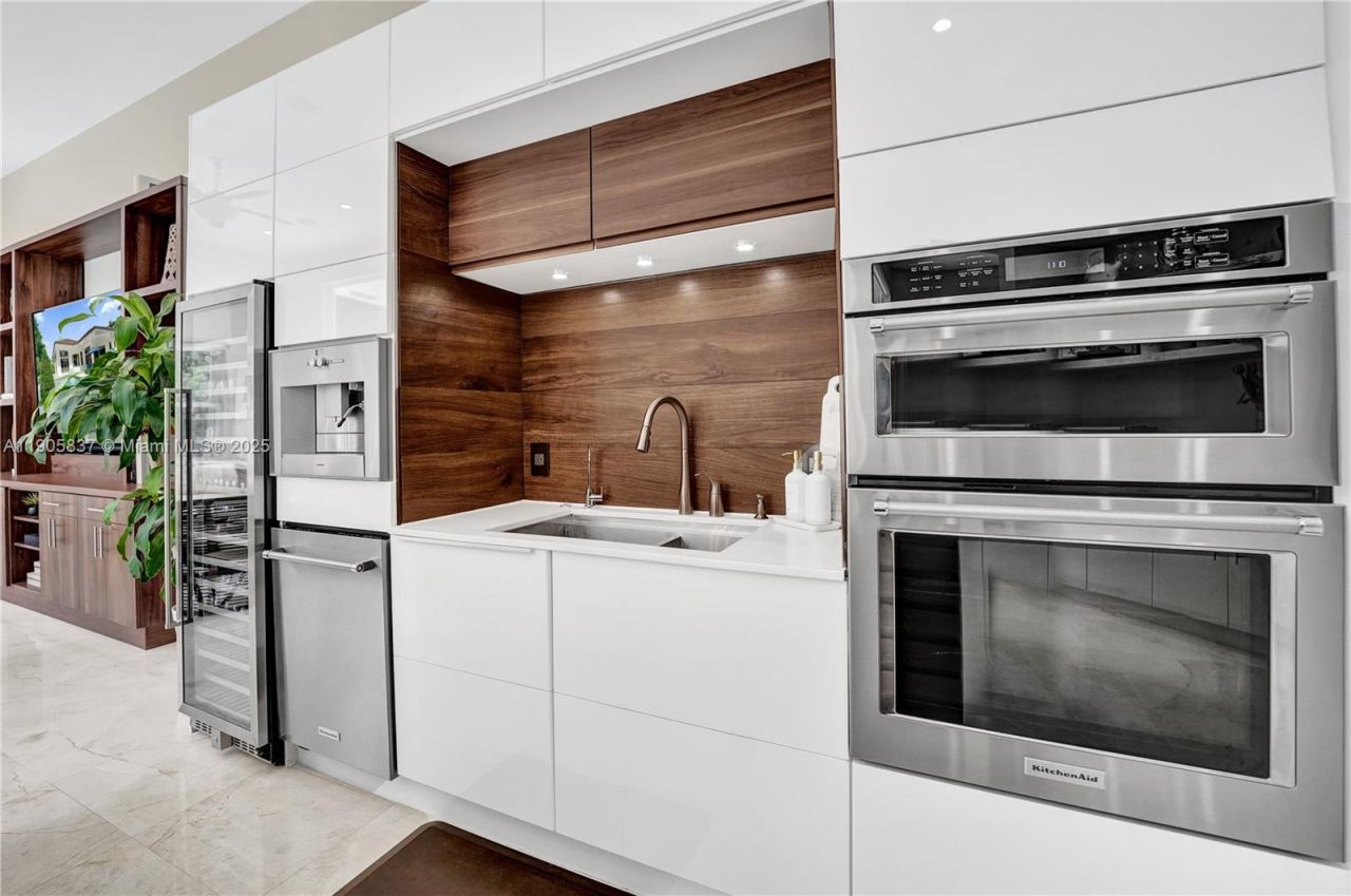 2557 NE Montclaire Cir, Weston, FL 33327 Photo