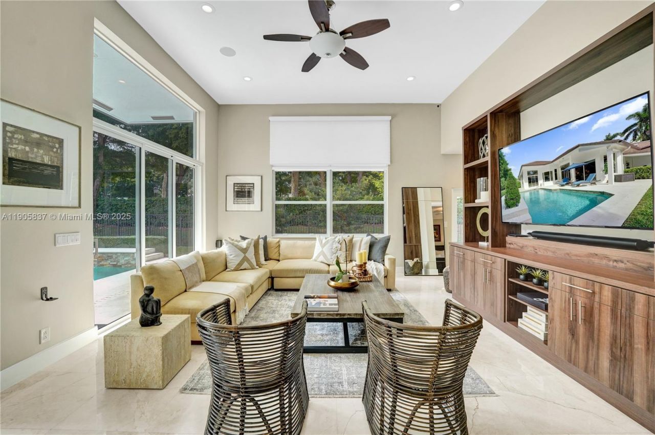 2557 NE Montclaire Cir, Weston, FL 33327 Photo